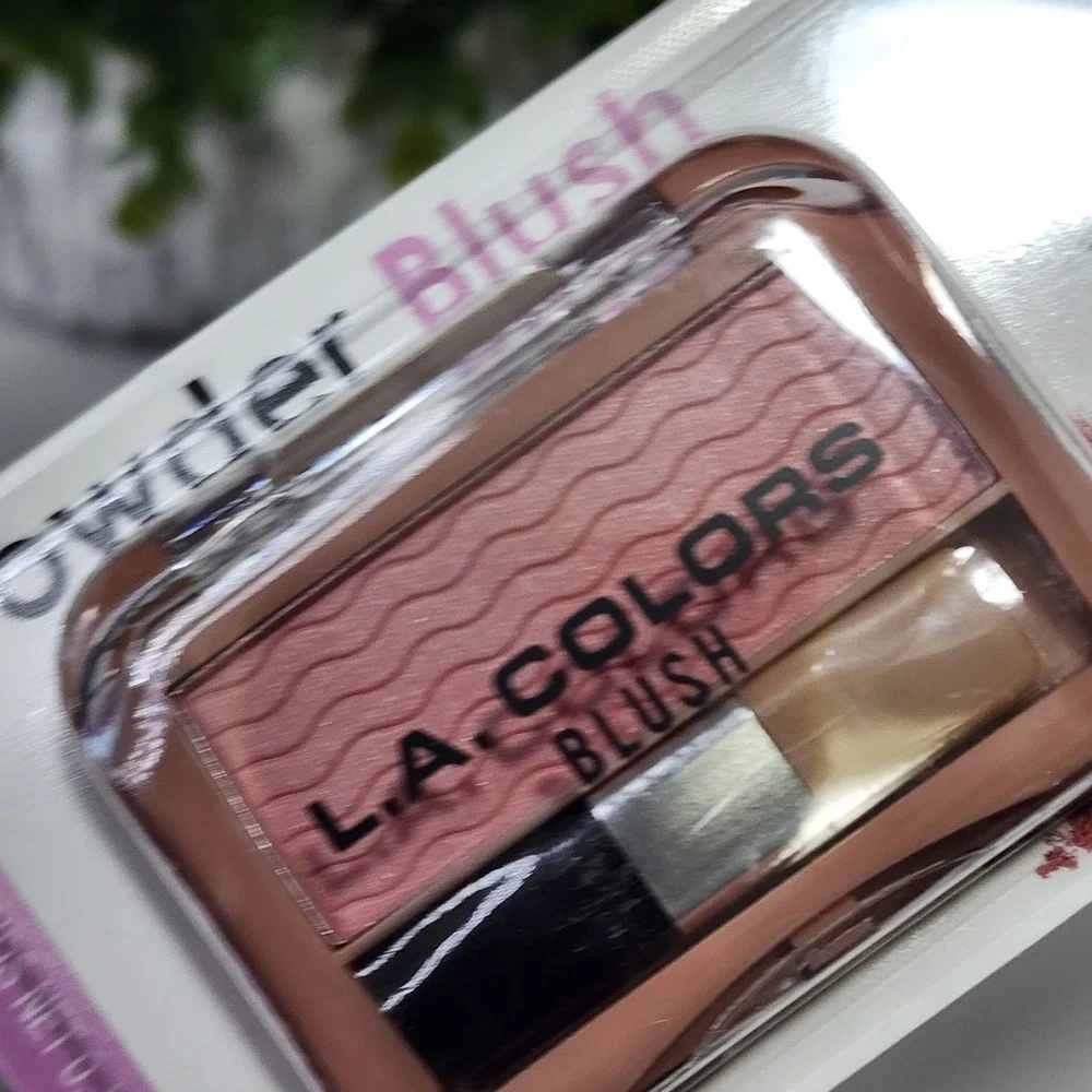 L.A. COLORS Powder Blush - Berry Pretty C62239 ~ 0.13 oz ~ New and Unopened